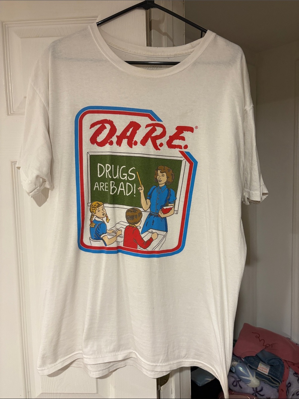 Vintage D.A.R.E. White Graphic Tee (men’s large) - kids Classroom Print